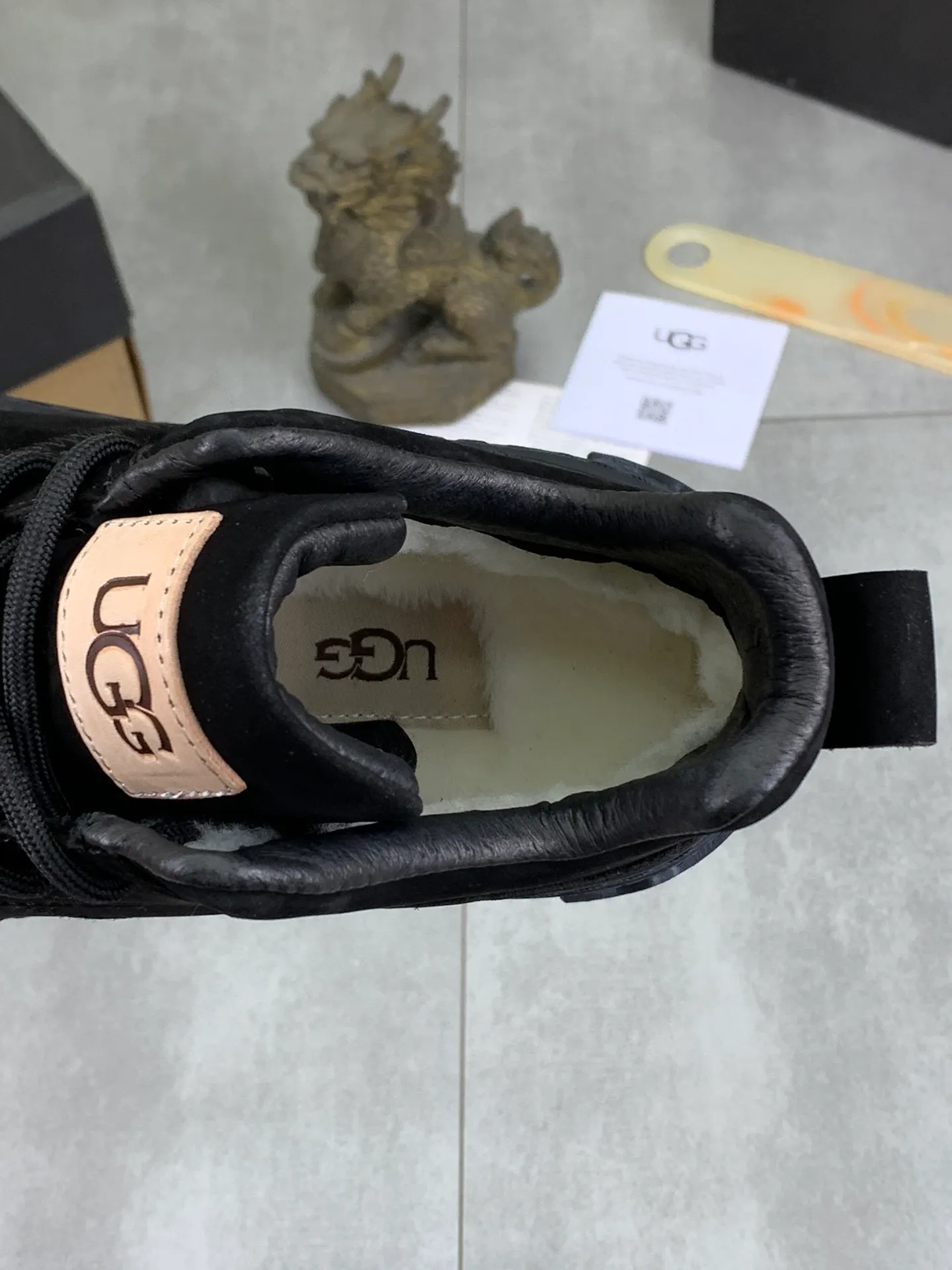 Men's Men's Shoes P620 [New Style] 💰 🆘 "Real Wool" [UGG] 👉 Popular men's shoes official website synchronization 🔰 Genuine quality [proud] is not comparable to the imitations in the general market 🌀 The upper is imported Italian frosted cowhide, and the lining: foot pad 🅰️ grade 🐑 real wool 👻 Only Grade A can show the effect The hand feels smooth and delicate 🔱The shoe shape is grand, only genuine factories can achieve it 🎄The perfect toughness of the original outsole 👻⬛️ allows customers to bid farewell to one-time consumption. Real wool lining, super warm. 3️⃣Colors available Sizes: 38-44
